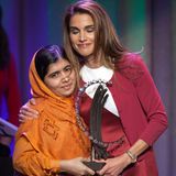 25. September 2013: Königin Rania von Jordanien verleiht der pakistanischen Kinderrechtsaktivistin Malala Yousafzai den "Leadership in Civil Society"-Preis in New York.