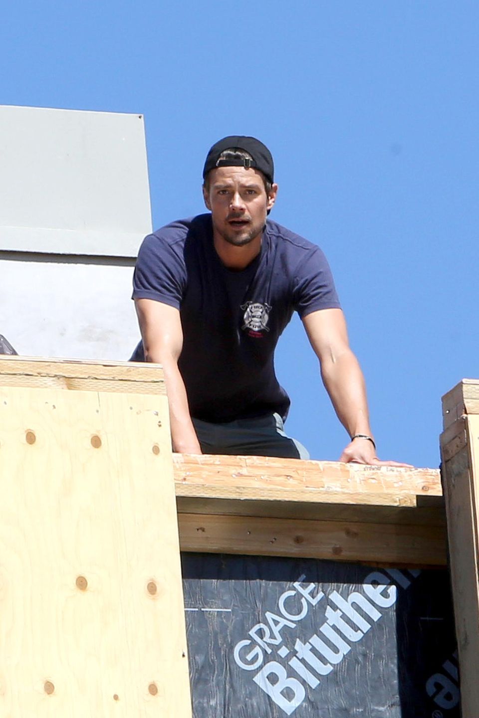 Der Bauherr inspiziert sein Reich: Josh Duhamel klettert auf eine Leiter, um sich den vollen Überblick zu verschaffen.
