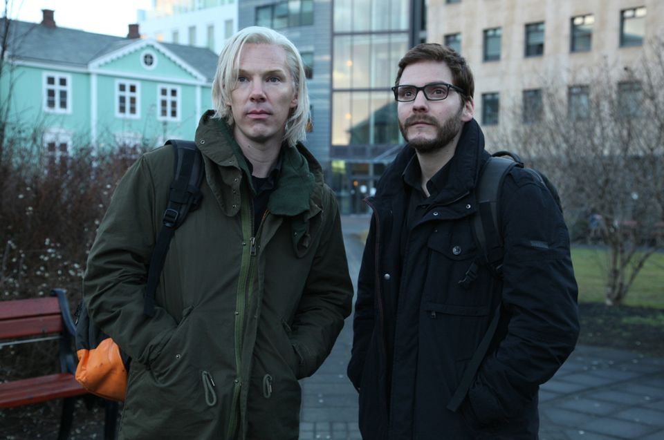 Cumberbatch spielt Assange (l.), Daniel Brühl seinen Mitarbeiter Daniel Domscheit-Berg (r.). "Inside WikiLeaks –Die fünfte Gewalt" startet am 31.Oktober.
