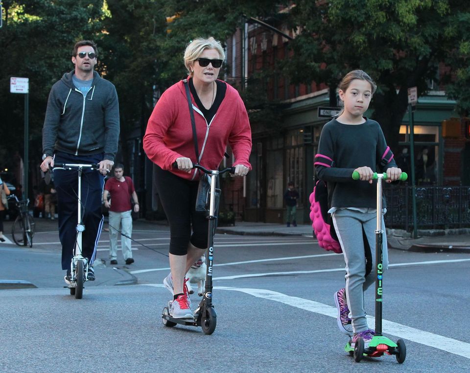 Hugh Jackman: 30. September 2013: Familie Jackman flitzt mit Rollern durch die Straßen von Manhattan. 30. September 2013: Familie Jackman flitzt mit Rollern durch die Straßen von Manhattan.