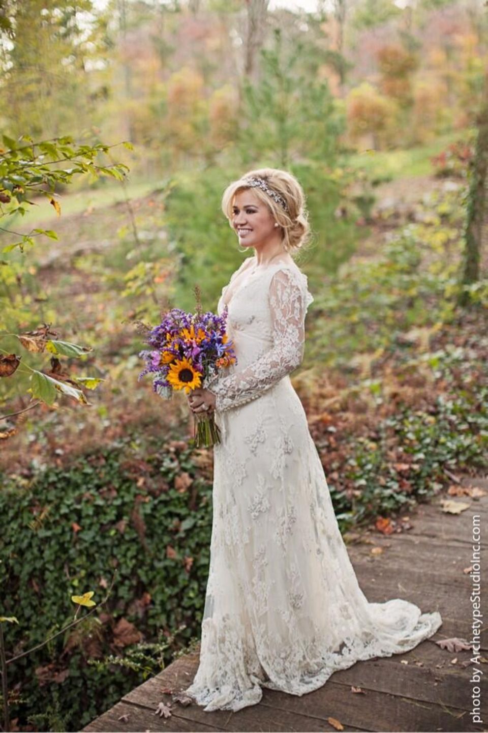 Dieses Bild von Kleid und Kopfschmuck ihres Brautkleides veröffentlichte die firsch vermählte Kelly Clarkson mit Dank an die Modeschöpfer auf ihrem Twitterprofil. Dieses Bild von Kleid und Kopfschmuck ihres Brautkleides veröffentlichte die firsch vermählte Kelly Clarkson mit Dank an die Modeschöpfer auf ihrem Twitterprofil.