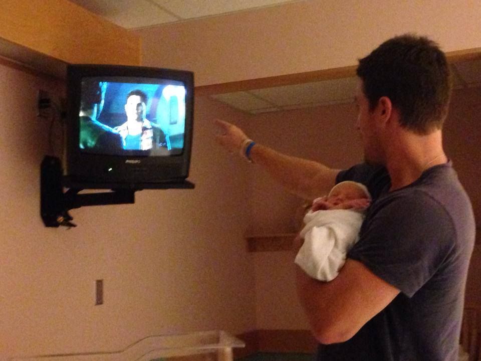 Stephen Amell: "Schau - Da ist der Papa!" Die kleine Mavi interessiert das wenig. Sie hält lieber ein Nickerchen. "Schau - Da ist der Papa!" Die kleine Mavi interessiert das wenig. Sie hält lieber ein Nickerchen.