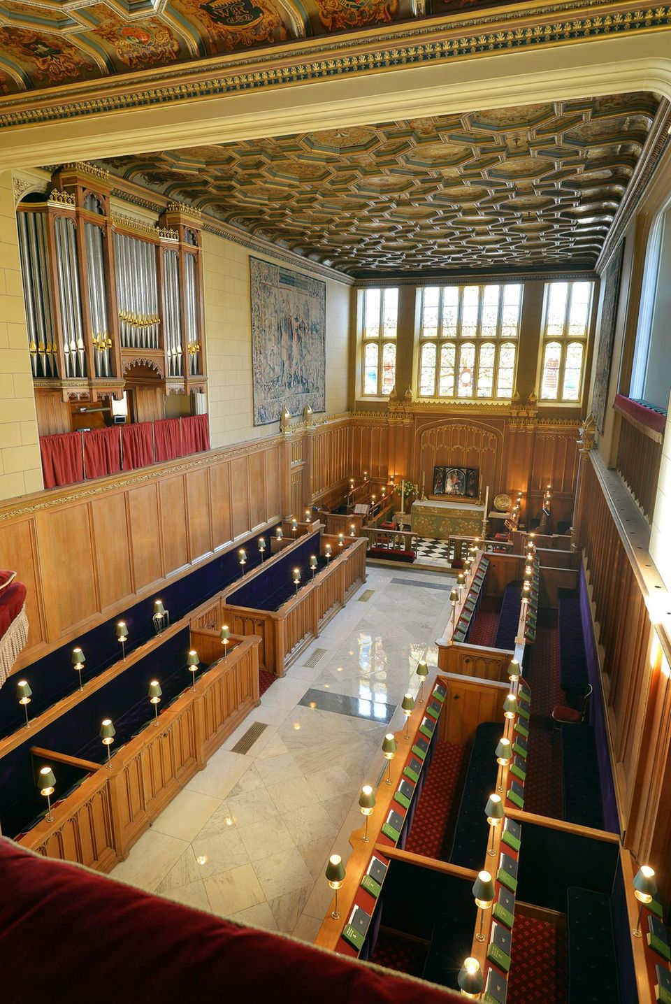 Hintergrund: Die "Chapel Royal" bietet relativ wenig Platz. Unter Anderem deshalb wurde sie von Kate und William für die kleine Familienfeier gewählt. Die "Chapel Royal" bietet relativ wenig Platz. Unter Anderem deshalb wurde sie von Kate und William für die kleine Familienfeier gewählt.