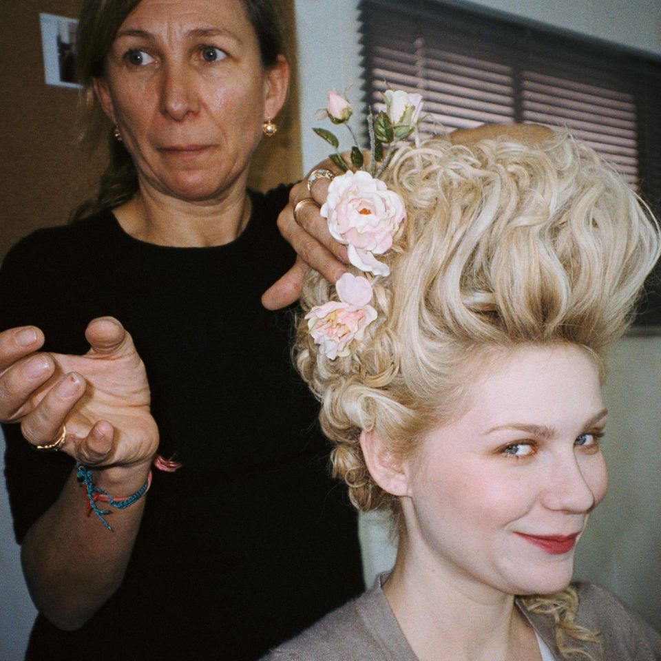Für Sofia Coppolas Film "Marie Antoinette" entwickelte Odile Gilbert die Frisuren-Looks. Kirsten Dunsts Haar verlängerte sie dabei mit Echthaarteilen. Am meisten reizte die Stylistin an diesem Projekt der Mix aus  Historischem und Modernem.