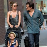 Miranda Kerr und Orlando Bloom machen mit Söhnchen Flynn und Hund einen Familienausflug.