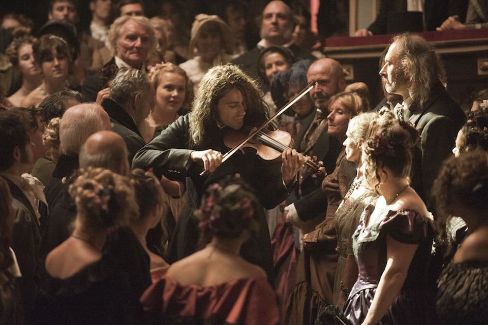 Paraderolle: Unangepasst, wild, diabolisch - und musikalisch brillant: Im Film "Der Teufelsgeiger" (ab 31. Oktober) spielt David Garrett den Virtuosen Niccolò Paganini (1782 bis 1840). Der erste Geigen-Solist der Musikgeschichte wurde gefeiert und gefürchtet, weil sein Spiel als überirdisch galt.
