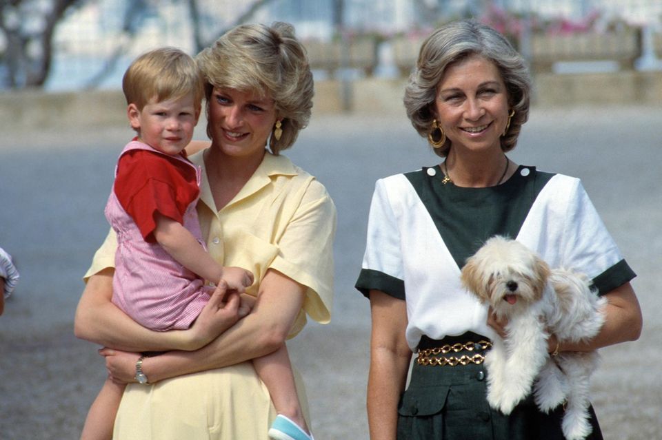 Im Sommer 1987 besuchte Diana (hier mit Prinz Harry) Königin Sofia auf Mallorca. Auch Juan Carlos mochte die britische Prinzessin gern.