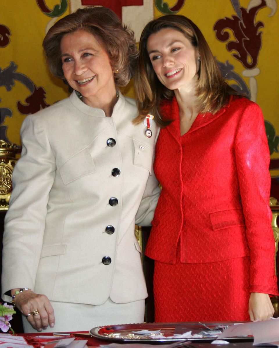 Königin Sofía: Mit ihrer Schwiegertochter Letizia verbindet Königin Sofia heute ein herzliches Verhältnis. Zu Beginn achtete sie vor allem darauf, dass die bürgerlich Geborene alle Feinheiten des strengen spanischen Hofzeremoniells erlernt. Mit ihrer Schwiegertochter Letizia verbindet Königin Sofía heute ein herzliches Verhältnis. Zu Beginn achtete sie vor allem darauf, dass die bürgerlich Geborene alle Feinheiten des strengen spanischen Hofzeremoniells erlernte.