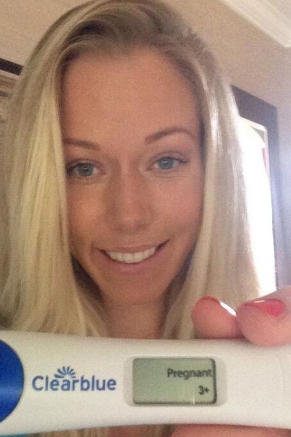 "Runde Zwei. Los geht's", schreibt Kendra Wilkinson unter das Bild, das ihren positiven Schwangerschaftstest zeigt. "Runde Zwei. Los geht's", schreibt Kendra Wilkinson unter das Bild, das ihren positiven Schwangerschaftstest zeigt.
