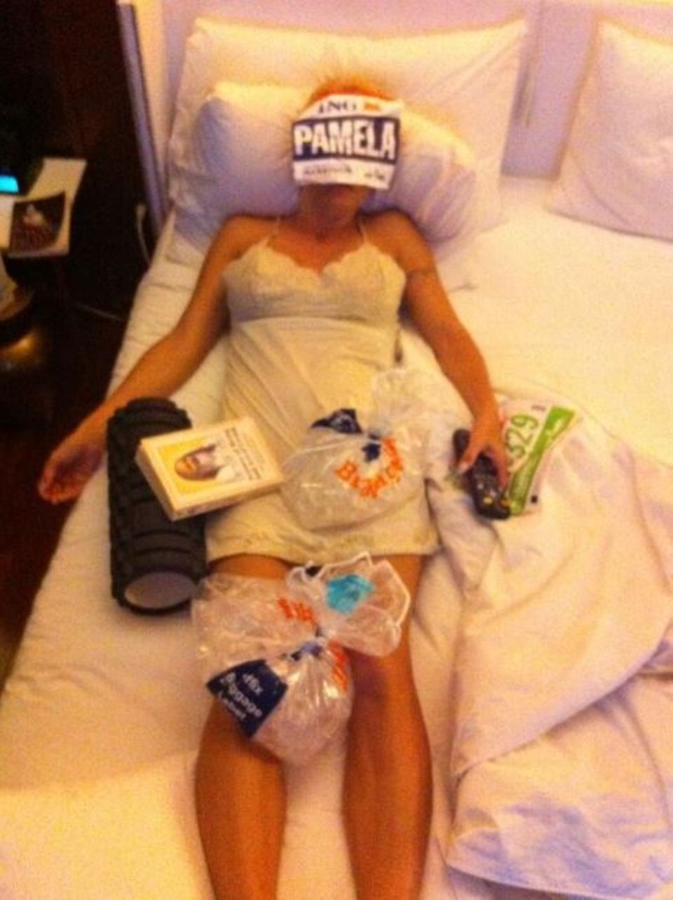 Erschöpft, aber glücklich fällt Pamela Anderson nach dem Marathon ins Bett.
