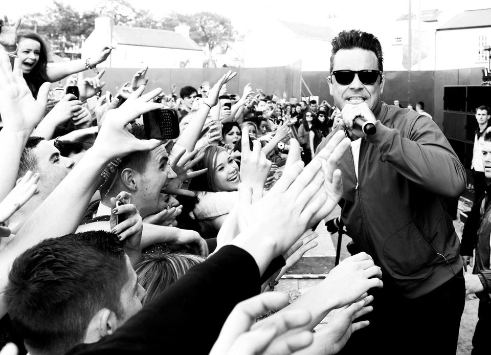 Guy Chambers: Robbie Williams, 39, hat immer noch den Popstar-Status. Die Chartstürmer-Songs von einst fehlten zuletzt jedoch. Mit seinem zweiten Swing-Album will er jetzt auftrumpfen. Robbie Williams, 39, hat immer noch den Popstar-Status. Die Chartstürmer-Songs von einst fehlten zuletzt jedoch. Mit seinem zweiten Swing-Album will er jetzt auftrumpfen.