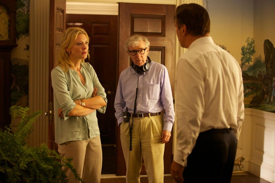 Am Set von "Blue Jasmine": Cate Blanchett, Regisseur Woody Allen und Alec Baldwin. Am Set von "Blue Jasmine": Cate Blanchett, Regisseur Woody Allen und Alec Baldwin.