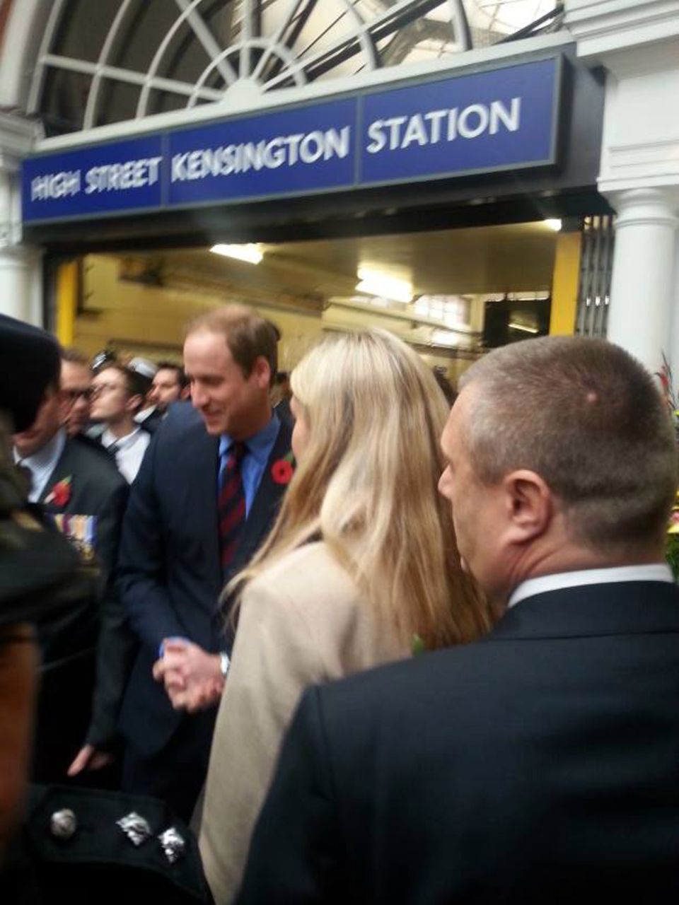 Herzogin Catherine: Prinz William begrüßt vor der U-Bahnstation "High Street Kensington" Mitglieder der "Royal British Legion" und zahlreiche Passanten. Prinz William begrüßt vor der U-Bahnstation "High Street Kensington" Mitglieder der "Royal British Legion" und zahlreiche Passanten.