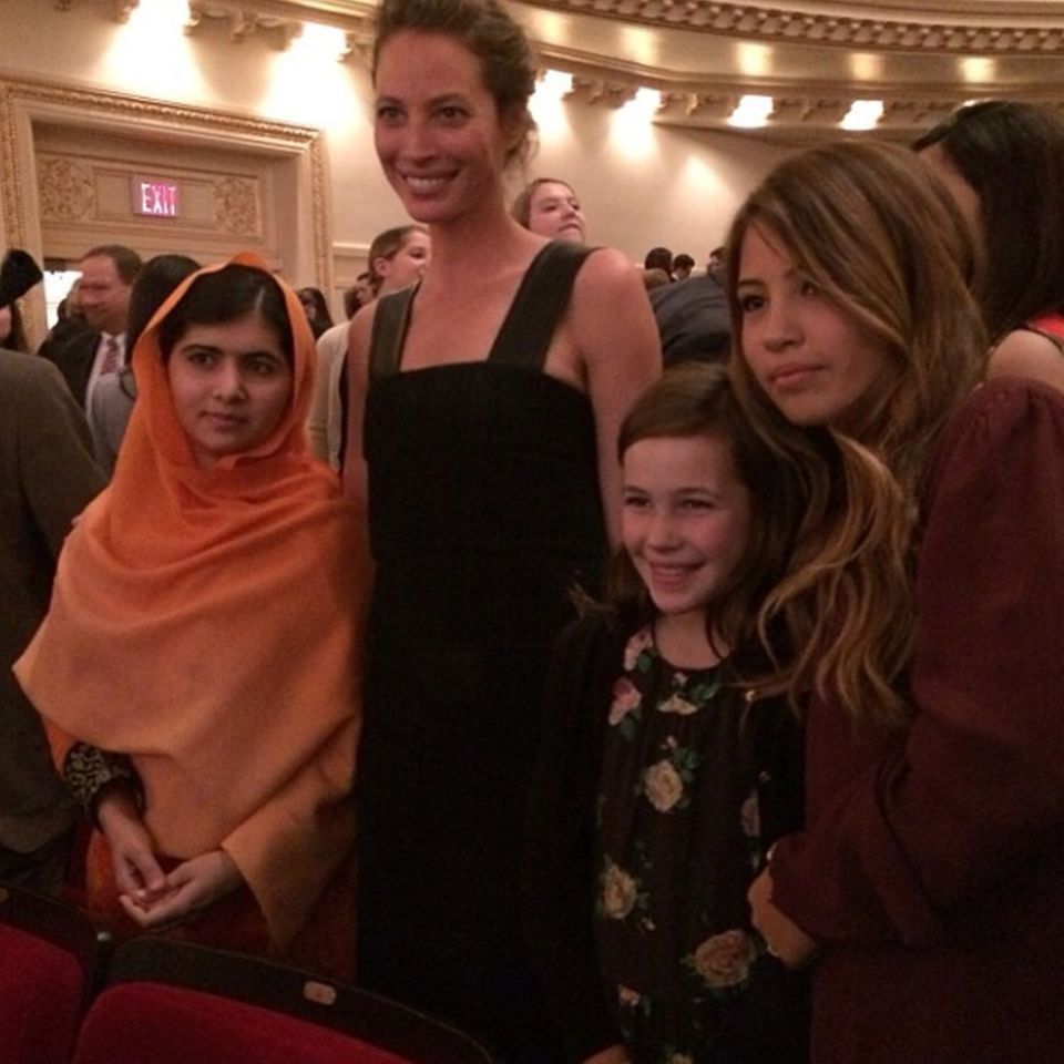 Lady Gaga: Christy Turlington zeigte sich bei Instagram begeistert von ihrer Begegnung mit Malala Yousafzai. "Bester Moment des Abends. Meine Tochter und meine Nichte mit mir und Malala. Diese junge Frau ist ein großes Vorbild. Danke dafür", schrieb die 44-Jährige unter das Bild. Christy Turlington zeigte sich bei Instagram begeistert von ihrer Begegnung mit Malala Yousafzai. "Bester Moment des Abends. Meine Tochter und meine Nichte mit mir und Malala. Diese junge Frau ist ein großes Vorbild. Danke dafür", schrieb die 44-Jährige unter das Bild.