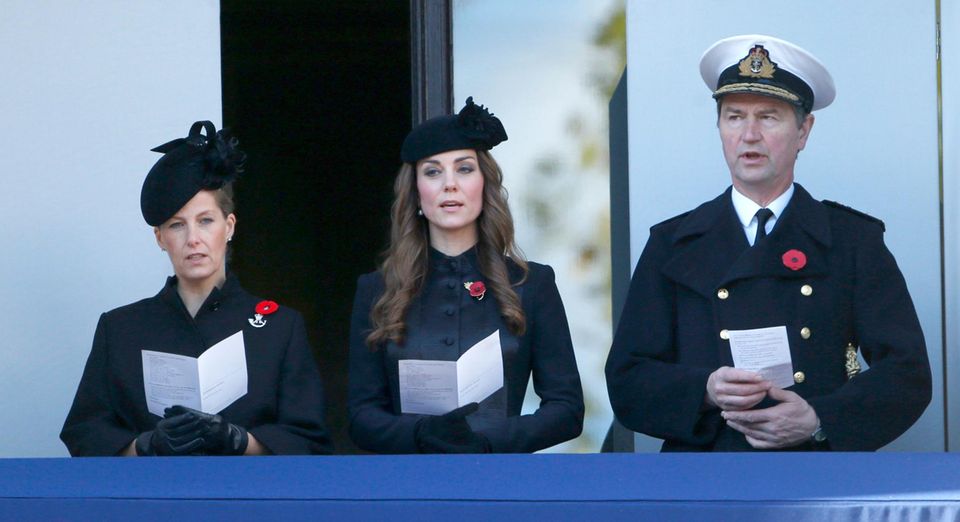 Windsors: Auch die Gräfin von Wessex, die Herzogin von Cambridge und Prinzessin Annes Mann, Commander Timothy Laurence, nahmen an der Gedenkfeier teil. Auch die Gräfin von Wessex, die Herzogin von Cambridge und Prinzessin Annes Mann, Commander Timothy Laurence, nahmen an der Gedenkfeier teil.