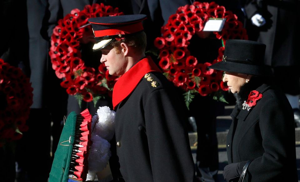 Windsors: Auch Prinz Harry nahm neben seiner Großmutter, Queen Elizabeth, an der Zeremonie am Kriegsmahnmal in London teil - er hatte auch am 7. November bereits eine Kranzniederlegung übernommen. Auch Prinz Harry nahm neben seiner Großmutter, Queen Elizabeth, an der Zeremonie am Kriegsmahnmal in London teil - er hatte auch am 7. November bereits eine Kranzniederlegung übernommen.