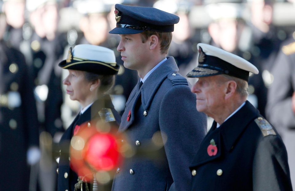 Windsors: Bei der Gedenkfeier am Gedenktag an das Ende des Ersten Weltkrieges stehen Prinzessin Anne, Prinz William und Prinz Philip, der Herzog von Edinburgh, nachdem die Kränze niedergelegt worden sind, respektvoll am Mahnmal in London. Bei der Gedenkfeier am Gedenktag an das Ende des Ersten Weltkrieges stehen Prinzessin Anne, Prinz William und Prinz Philip, der Herzog von Edinburgh, nachdem die Kränze niedergelegt worden sind, respektvoll am Mahnmal in London.