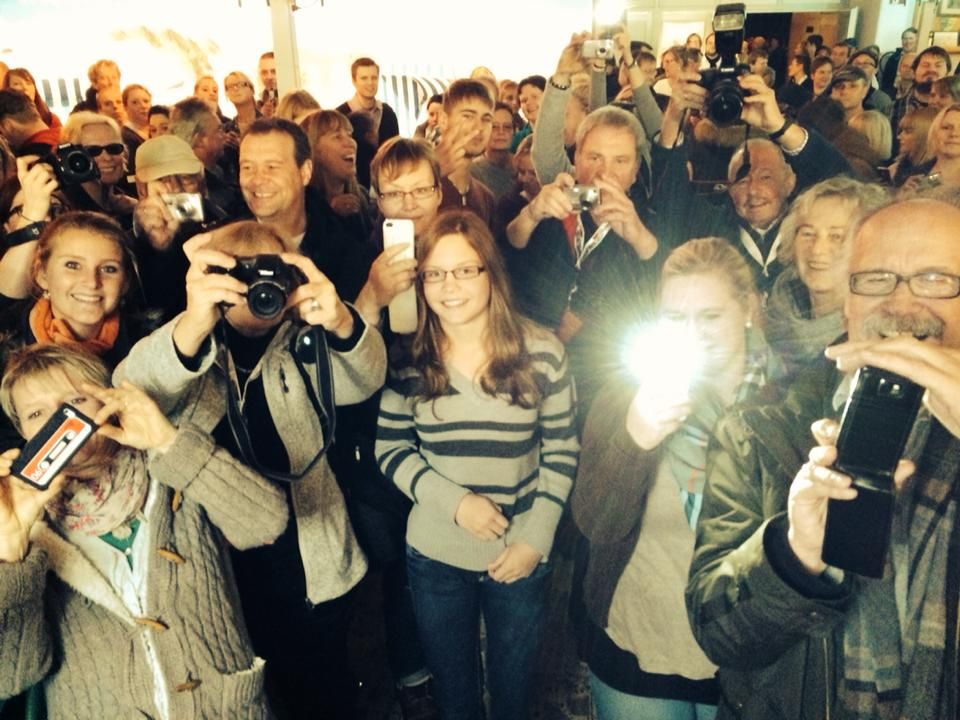 Dieses Bild von der Premiere seines Langeoog-"Tatorts" auf der Insel zeigte Wotan Wilke Möhring am 10. November 2013 auf Facebook und bedankte sich mit den Worten: "Tolle Premiere auf Langeoog! 700 Leute , bin berührt . Hammer!"