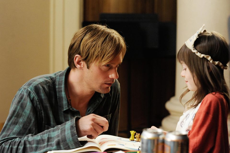 Bei ihrem Ziehvater Lincoln (Alexander Skarsgard) kann Maisie (Onata Aprile) das sein, was sie ist: ein ganz normales kleines Mädchen.