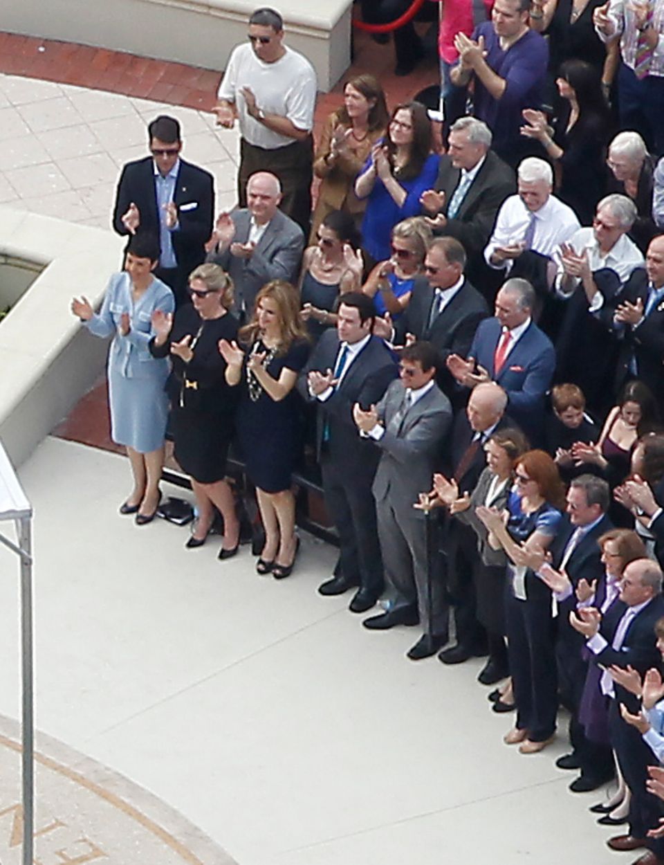 John Travolta und Tom Cruise stehen bei der Eröffnung der neuen Kathedrale von Scientology in Clearwater, Florida in der ersten Reihe (vierter und fünfter von links)