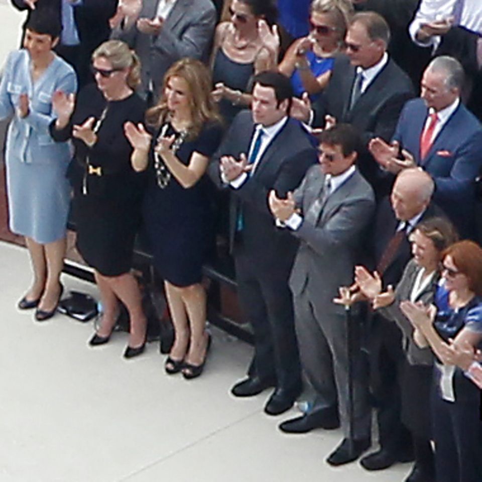 John Travolta und Tom Cruise stehen bei der Eröffnung der neuen Kathedrale von Scientology in Clearwater, Florida in der ersten Reihe (vierter und fünfter von links)