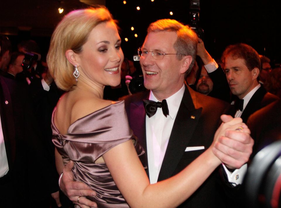 Christian und Bettina Wulff waren Deutschlands "junges, modernes First Couple", von Juni 2010 bis Februar 2012. Christian und Bettina Wulff waren Deutschlands "junges, modernes First Couple", von Juni 2010 bis Februar 2012.