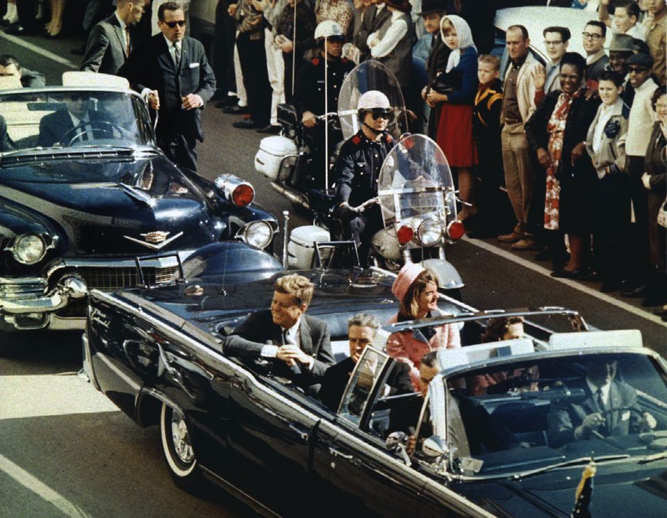 Tatort Dallas: Bei seinem Besuch in Dallas am 22.11.1963 wird John F. Kennedy von vier Kugeln getroffen. Lee Harvey Oswald wird festgenommen - und später selbst ermordet. War er der Täter? 90 Prozent der Amerikaner glauben noch an eine Verschwörung.