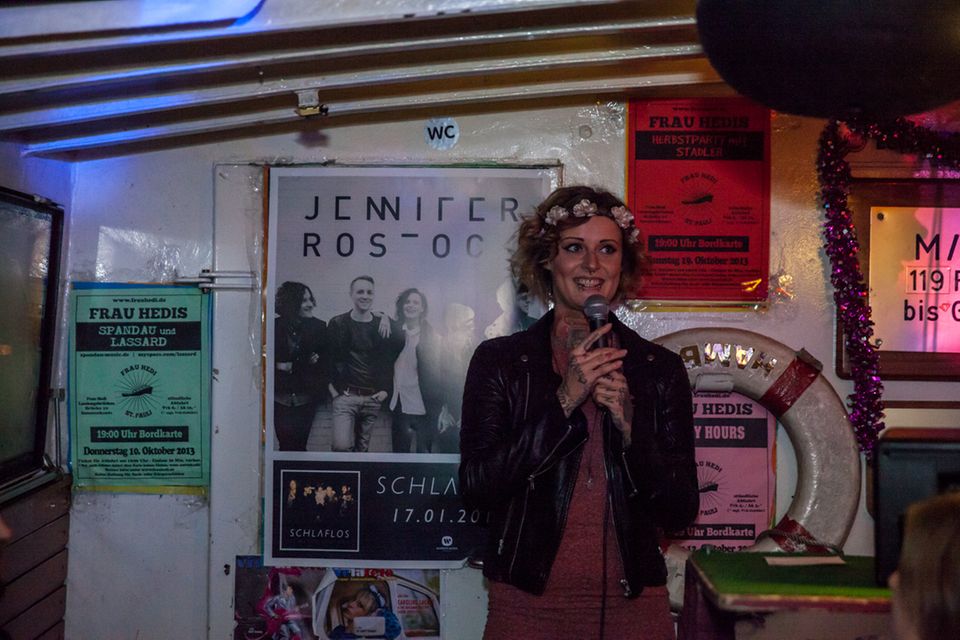 Jennifer Rostock: Sängerin Jennifer Weist ist stolz, das neue Album vorstellen zu können. Sängerin Jennifer Weist ist stolz, das neue Album vorstellen zu können.