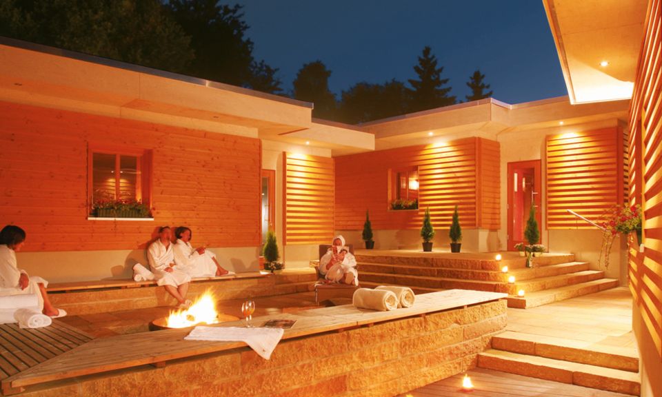Wellness-Hotels: Im Sauna-Dorfplatz mit Feuerstelle kann man gepflegt abkühlen und Dampf ablassen Im Sauna-Dorfplatz mit Feuerstelle kann man gepflegt abkühlen und Dampf ablassen