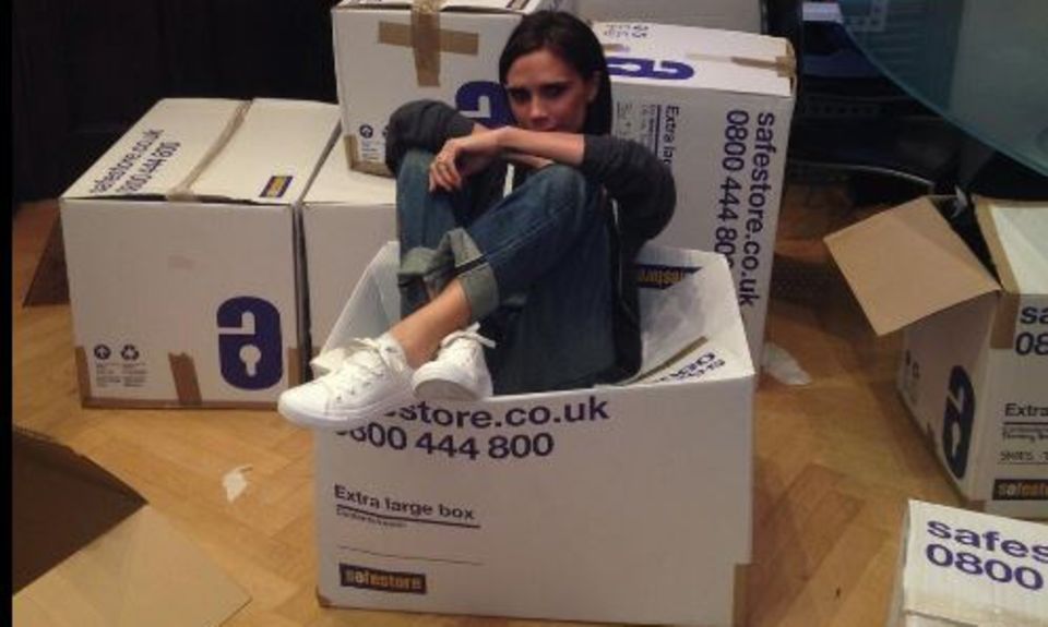 Gute Laune beim Kistenpacken: Victoria Beckham spendet für die Taifun-Opfer ihre Kleidung.