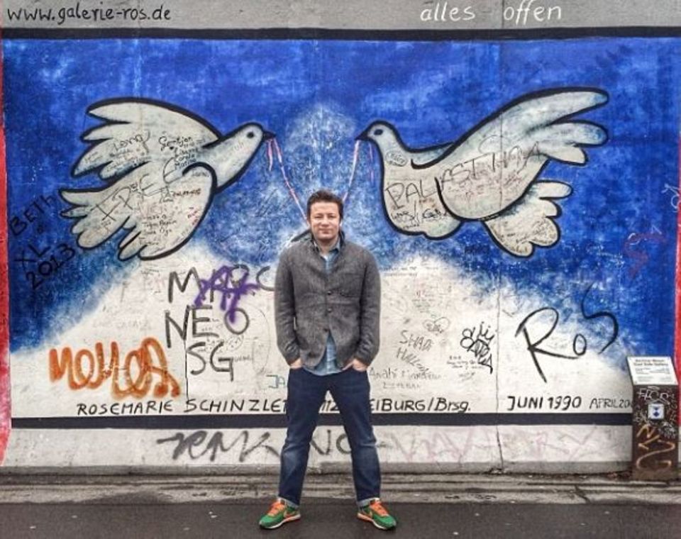 Jamie Oliver vor der "Eastside Gallery" in Berlin. Dem Briten gefällt es in Deutschland gut.