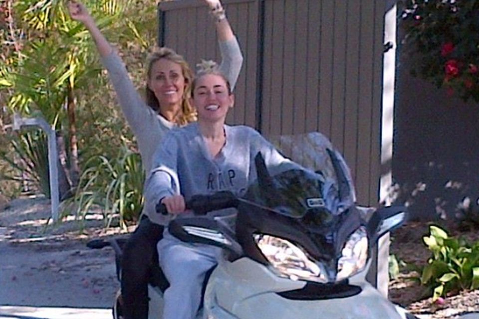 Miley Cyrus: Tish Cyrus und ihre Tochter Miley Cyrus bei der Probefahrt auf Mileys neuer "Can Am Spyder". Tish Cyrus und ihre Tochter Miley Cyrus bei der Probefahrt auf Mileys neuer "Can Am Spyder".