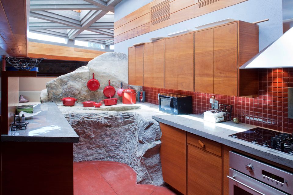 Naturstein tritt auf moderne Küchenelemente: Das Innenleben der Häuser auf Insel "Petra" dürfte dem Architektur-Fan Brad Pitt gefallen.