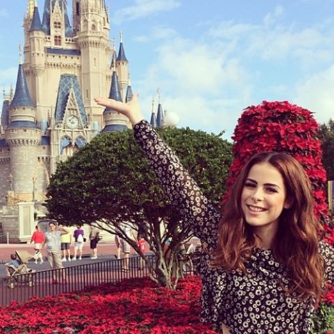 Sieht so aus, als sei Lena Meyer-Landrut im "Land" ihrer Träume angekommen: Die Sängerin posiert vor dem Disneylad in Orlando,Florida.