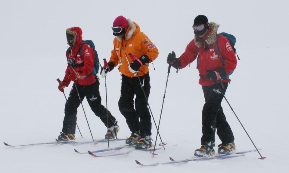 Gemeinsam mit anderen Teilnehmer der Expedition testet Prinz Harry (r.) den Schnee.