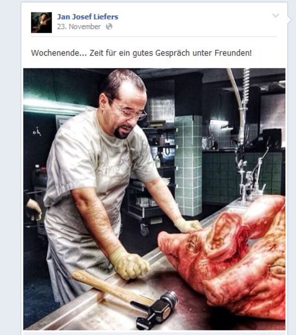Dieser Post sorgt für Ärger: Jan Josef Liefers zeigte ein Foto von den "Tatort"-Dreharbeiten - mit ungeahnten Folgen.