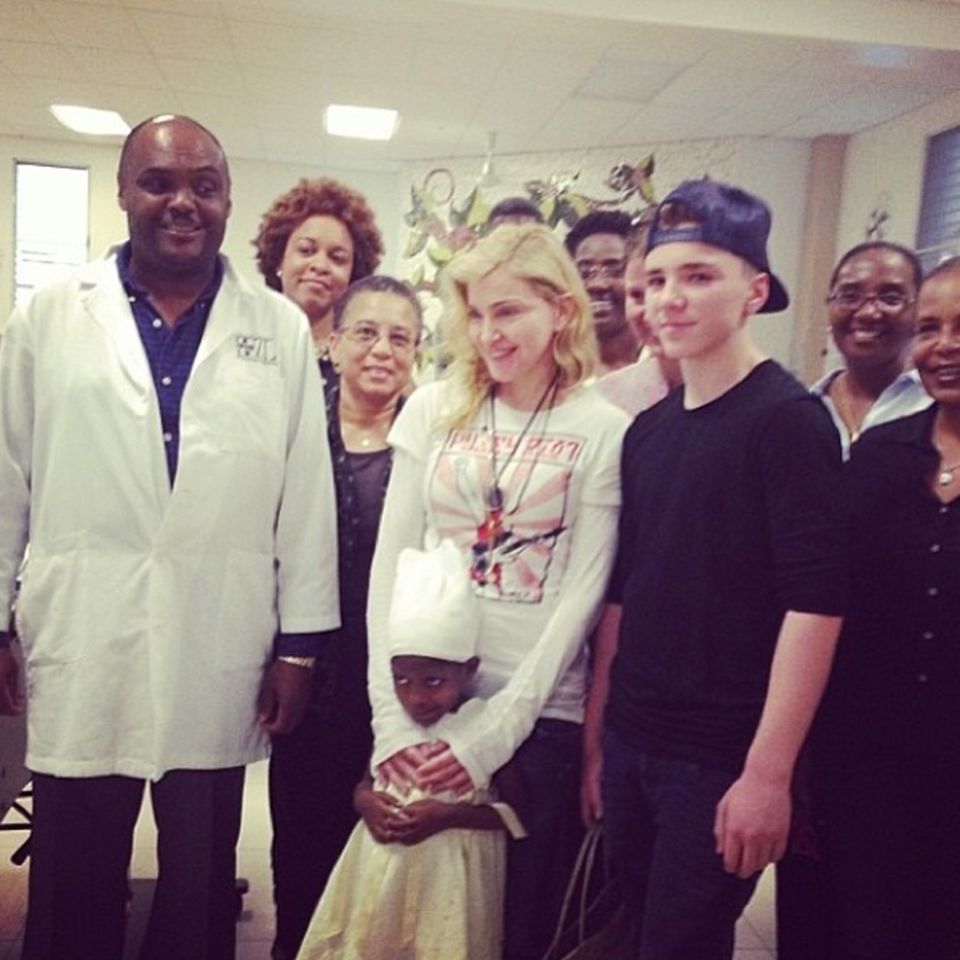 Madonna: Gemeinsam mit seiner Mutter besuchte Rocco ein Krankenhaus in Haiti. Gemeinsam mit seiner Mutter besuchte Rocco ein Krankenhaus in Haiti.