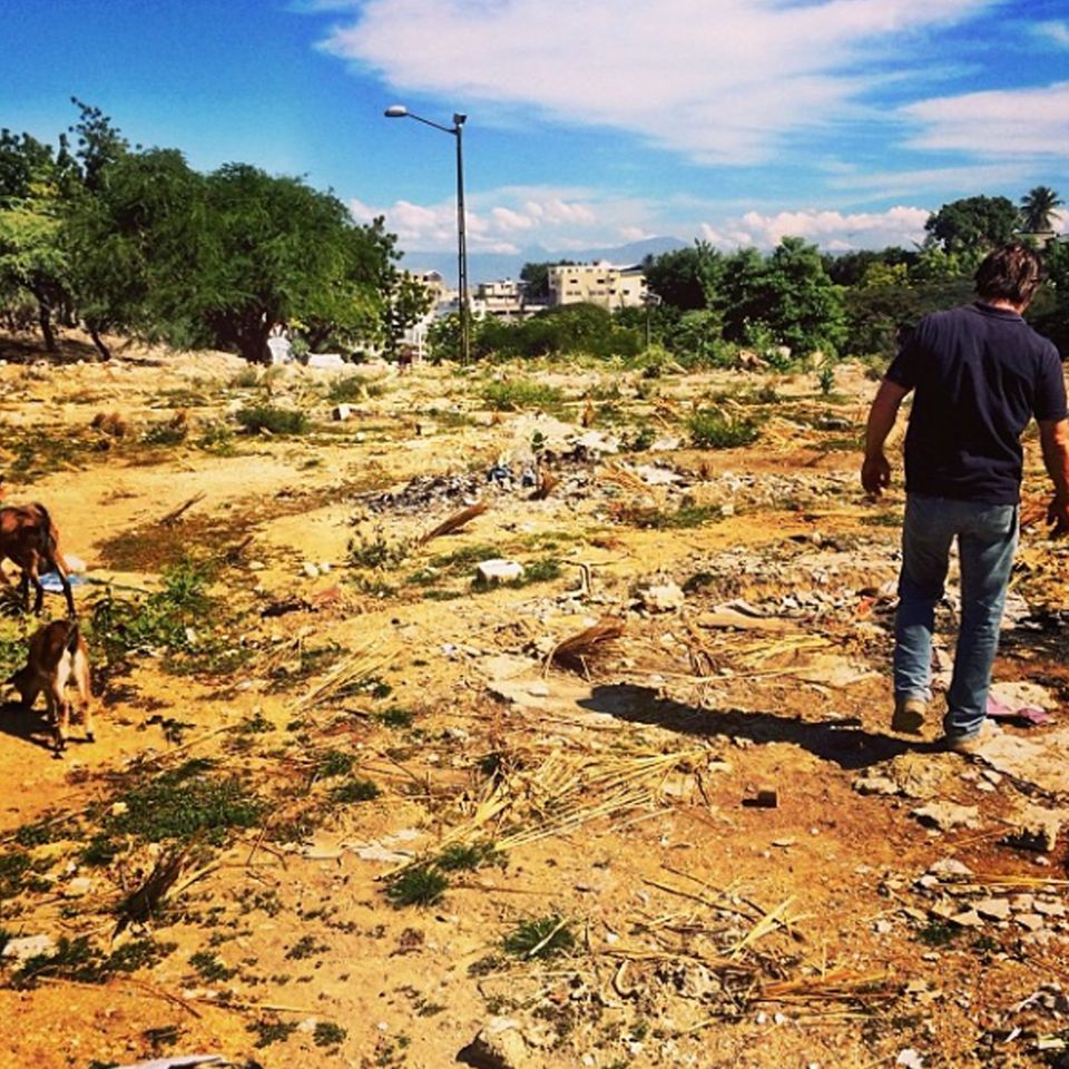 Für seinen ersten Instagram-Post ließ sich Sean Penn bei seiner Arbeit in Haiti fotografieren.
