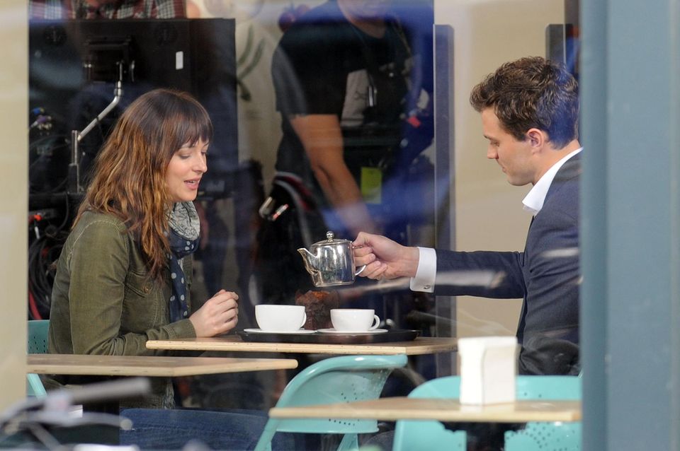 Fifty Shades of Grey: Dakota Johnson und Jamie Dornan schlüpfen am Set in Kanada in die Rollen von "Anastasia Steele" und "Christian Grey". Dakota Johnson und Jamie Dornan schlüpfen am Set in Kanada in die Rollen von "Anastasia Steele" und "Christian Grey".