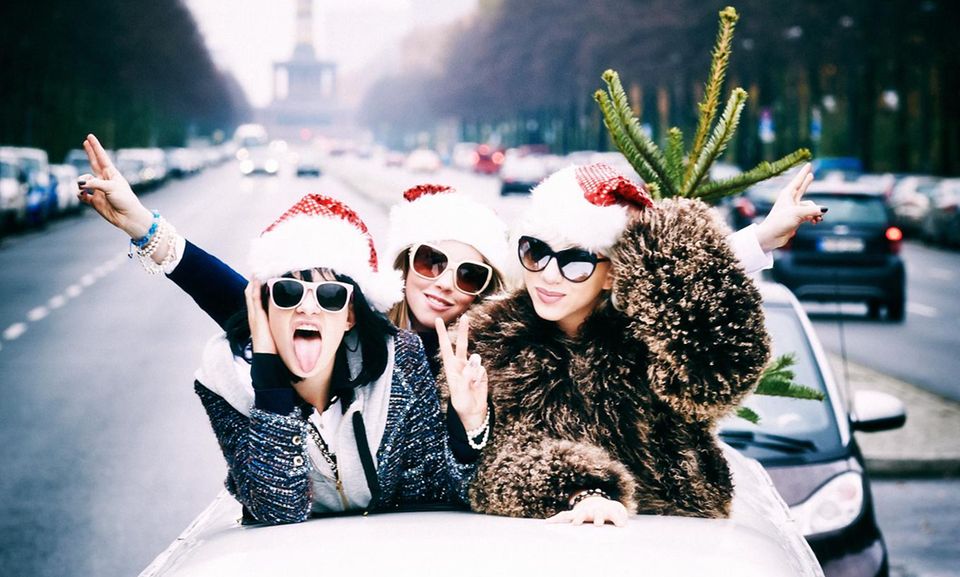 Anna Ermakova: Die X-mas-Girlie-Gang als Trabi-Trio: Anna (ganz r.) und zwei ihrer Modelkolleginnen bei einer Spritztour durch Berlin. Im Hintergrund die Siegessäule. Die X-mas-Girlie-Gang als Trabi-Trio: Anna (ganz r.) und zwei ihrer Modelkolleginnen bei einer Spritztour durch Berlin. Im Hintergrund die Siegessäule.
