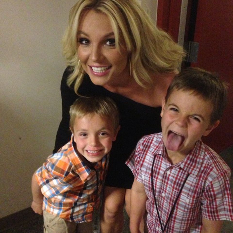 "Ich habe die zwei süßesten Jungs der Welt", twitterte Britney Spears zu dem Foto mit sich und ihren Söhnen Jayden James, sieben, und Sean Preston, acht.
