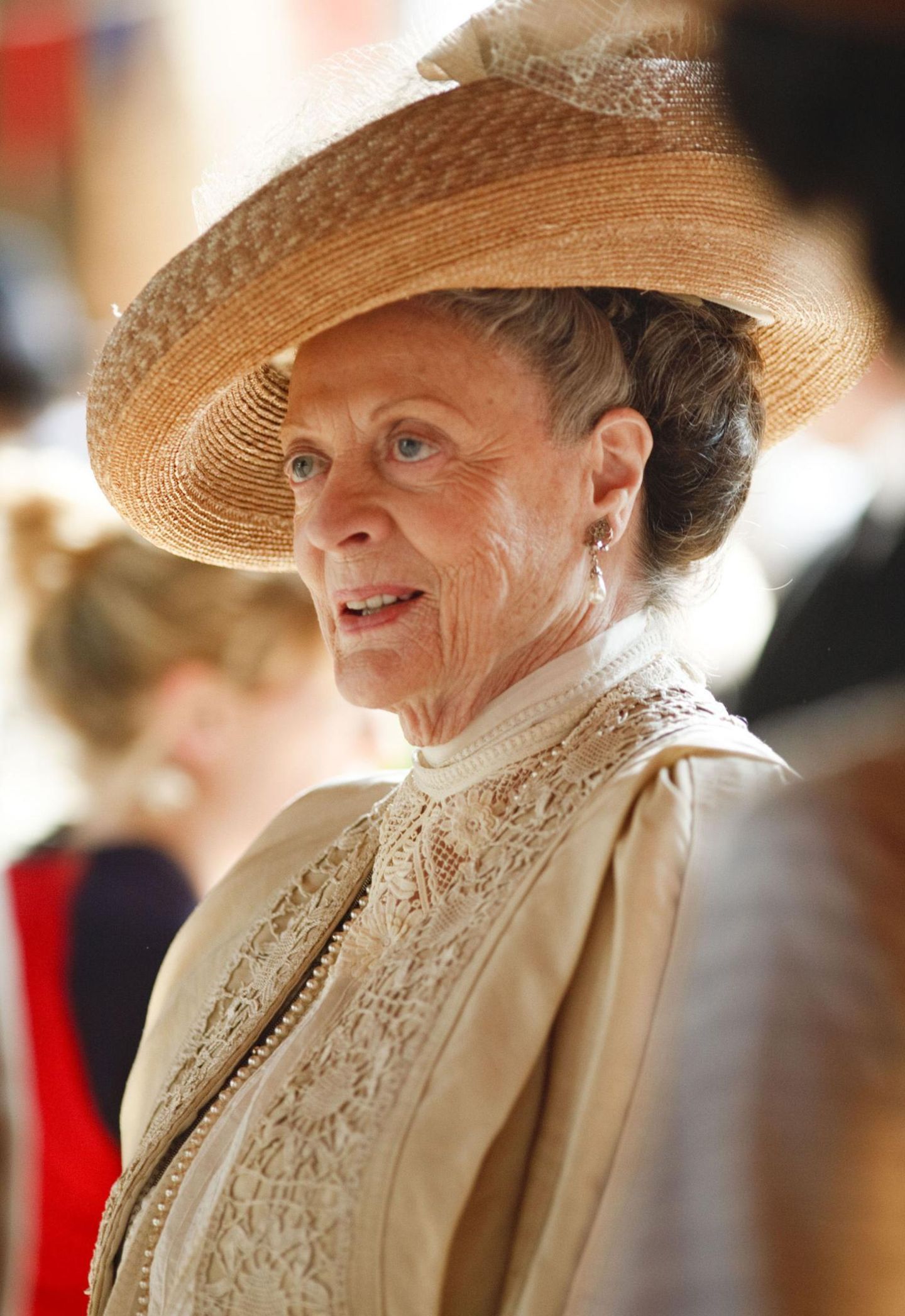 Downton Abbey: "Ich hoffe, ich störe!?" Mit Bonmots wie diesem katapultiert sich Maggie Smith alias Lady Violet in die Herzen der Zuschauer. "Ich hoffe, ich störe!?" Mit Bonmots wie diesem katapultiert sich Maggie Smith alias Lady Violet in die Herzen der Zuschauer.