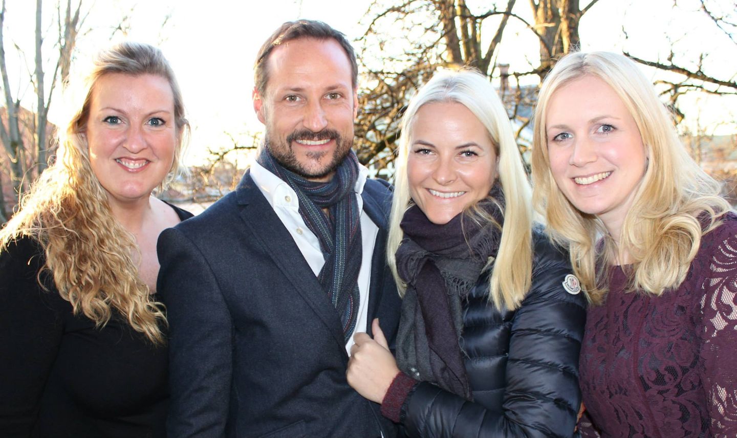 Prinzessin Mette-Marit: Prinz Haakon und Prinzessin Mette-Marit mit zwei Mitarbeiterinnen der Charity-Stiftung "Kronprinsparets Fond" Prinz Haakon, Prinzessin Mette-Marit