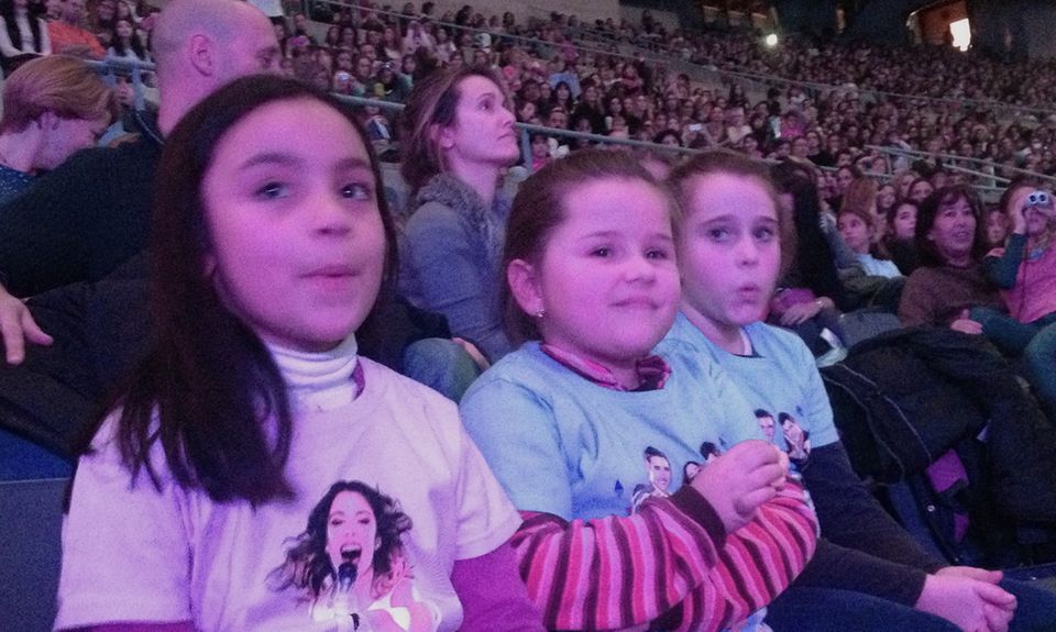 Disney-Telenovela: Drei Mädchen, eine Leidenschaft: Für das Konzert in Barcelona haben diese kleinen Fans ihre "Violetta"-T-Shirts angezogen. Drei Mädchen, eine Leidenschaft: Für das Konzert in Barcelona haben sie ihre "Violetta"-T-Shirts angezogen.