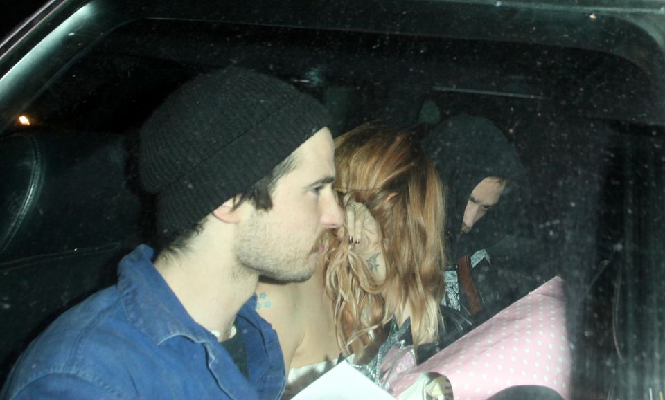 Robert Pattinson: Enge Freunde: Bei der Heimfahrt quetschen sich Sienna Miller, ihr Freund Tom Sturridge und Robert Pattinson zusammen auf die Rückbank. Enge Freunde: Bei der Heimfahrt quetschen sich Sienna Miller, ihr Freund Tom Sturridge und Robert Pattinson zusammen auf die Rückbank.