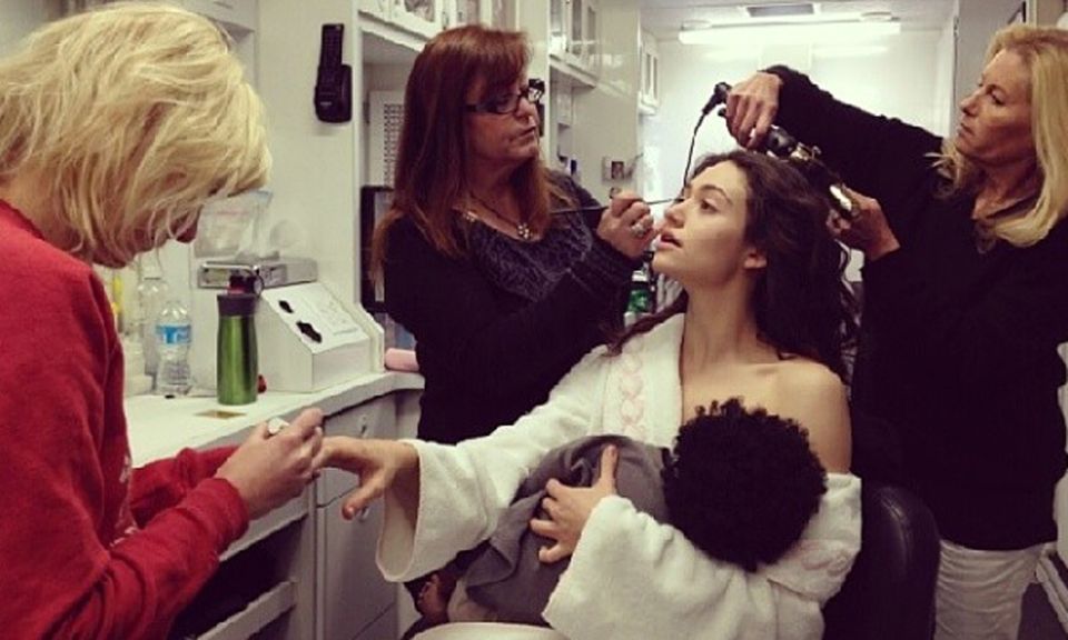Miranda + Gisele: "Shameless"-Darstellerin Emmy Rossum hat das Bild von Gisele Bündchen am Set nachgestellt. Ihr Baby ist allerdings nur eine Attrappe. "Shameless"-Darstellerin Emmy Rossum hat das Bild von Gisele Bündchen am Set nachgestellt. Ihr Baby ist allerdings nur eine Attrappe.