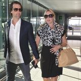 5. September 2013: Noch darf Kate Winslet trotz Schwangerschaft ein Flugzeug besteigen. Hier ist sie mit Ehemann Ned Rocknroll auf dem Weg zum Flieger nach Toronto.