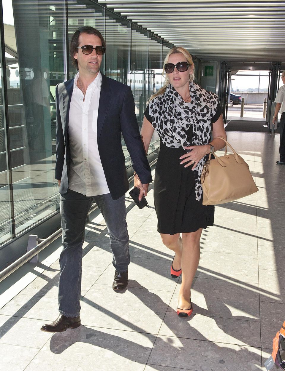 Kate Winslet: Kate Winslet mit ihrem Ehemann Ned Rocknroll am Flughafen 5. September 2013: Noch darf Kate Winslet trotz Schwangerschaft ein Flugzeug besteigen. Hier ist sie mit Ehemann Ned Rocknroll auf dem Weg zum Flieger nach Toronto.