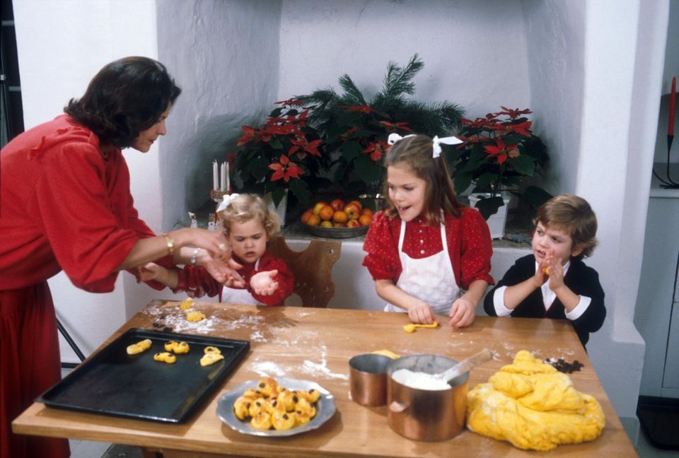 Königin Silvia: Plätzchenbacken mit den Kindern: Silvia mit Madeleine, Victoria und Carl Philip (v. l.) Weihnachten 1984 Plätzchenbacken mit den Kindern: Silvia mit Madeleine, Victoria und Carl Philip (v. l.) Weihnachten 1984