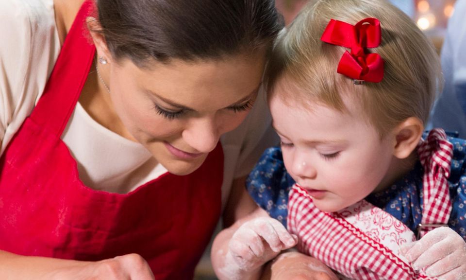 Prinzessin Estelle: Prinzessin Victoria und Prinzessin Estelle rollen gemeinsam Teig aus. Prinzessin Victoria und Prinzessin Estelle rollen gemeinsam Teig aus.